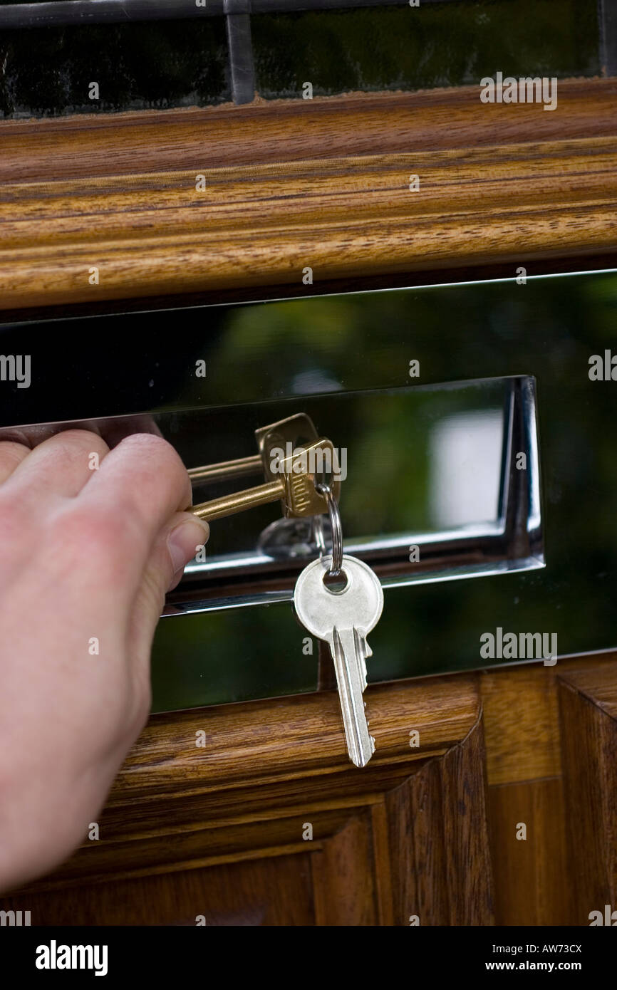 Inviare le chiavi attraverso la buca delle lettere di una casa a causa di incapacità di pagare ipoteca Foto Stock