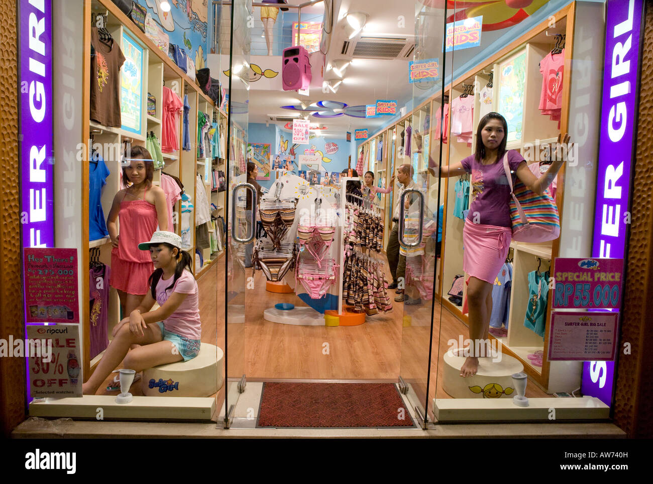 Vivere i modelli Ragazza in una Vetrina notturne nel centro di Kuta Bali Indonesia Foto Stock