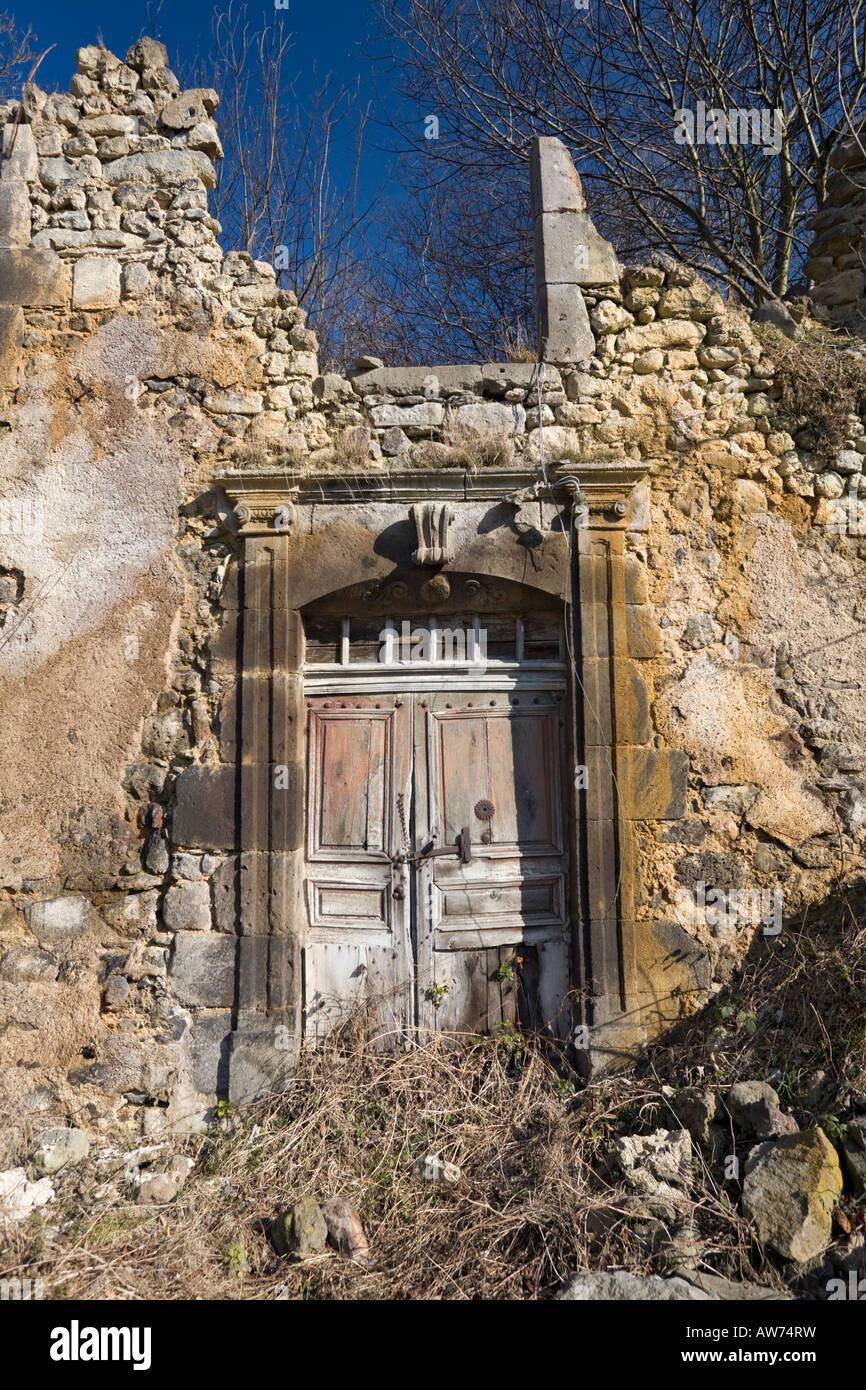 Una casa in rovina in Orcival (Puy de Dôme - Francia). Maison en ruine à Orcival (Puy-de-Dôme - Francia). Foto Stock