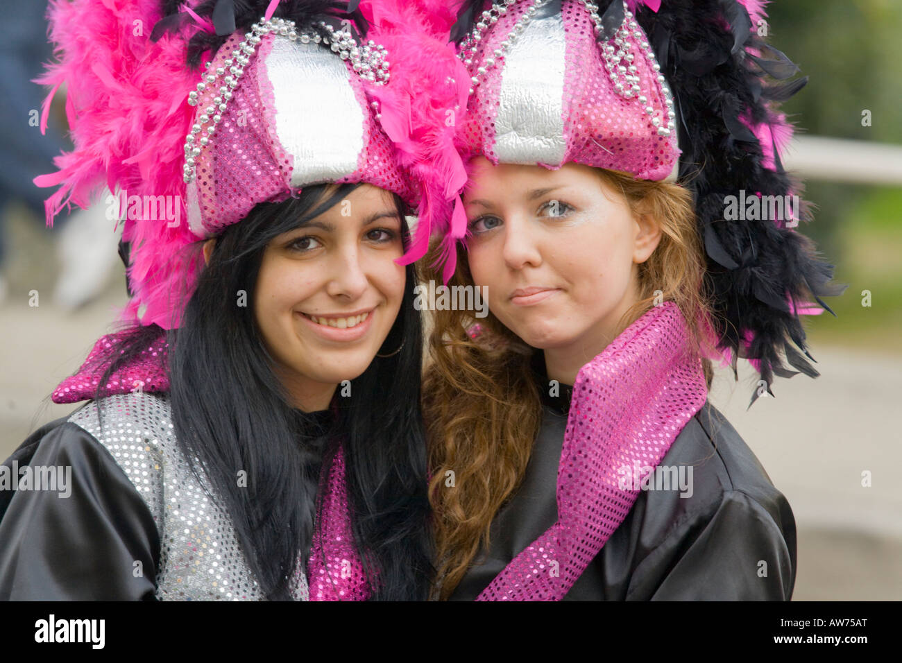 Due belle ragazze adulte da Viskovo in posa, durante il tradizionale evento di carnevale 2008 a Lovran, Croazia amici amicizia fidanzate femmine esseri umani Foto Stock