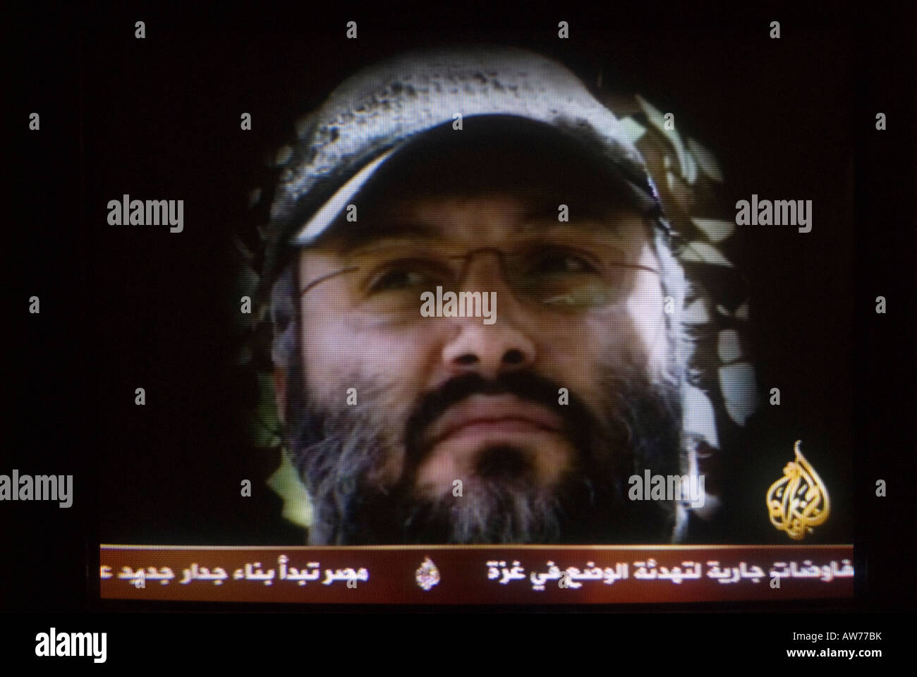 Hizbullah islamista combattente libanese in "Al Jazeera' anche Al Jazeera o JSC news bulletin screen shot Foto Stock