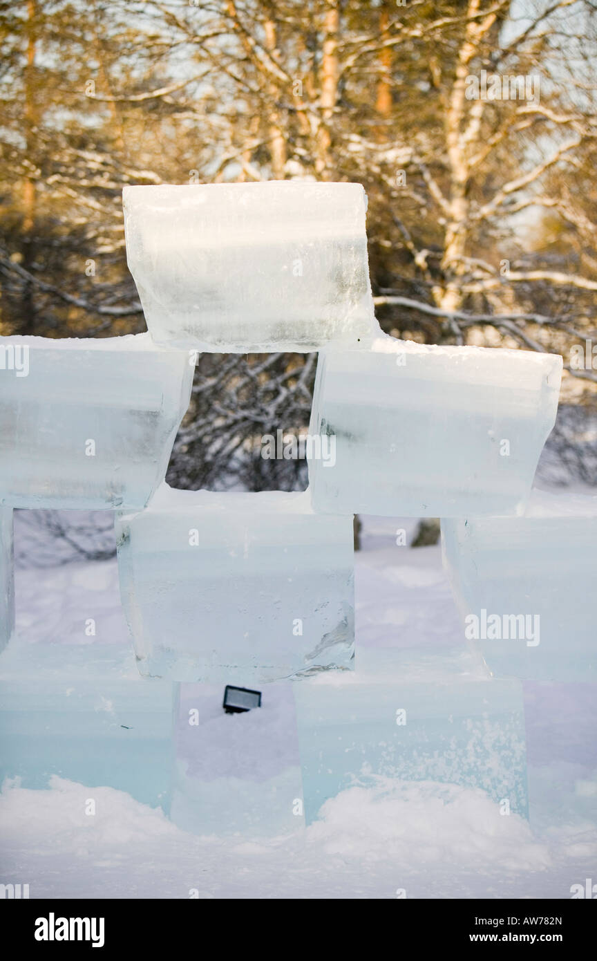 Blocchi di ghiaccio al di fuori di un hotel vicino a Saarisleka nord della Finlandia Foto Stock