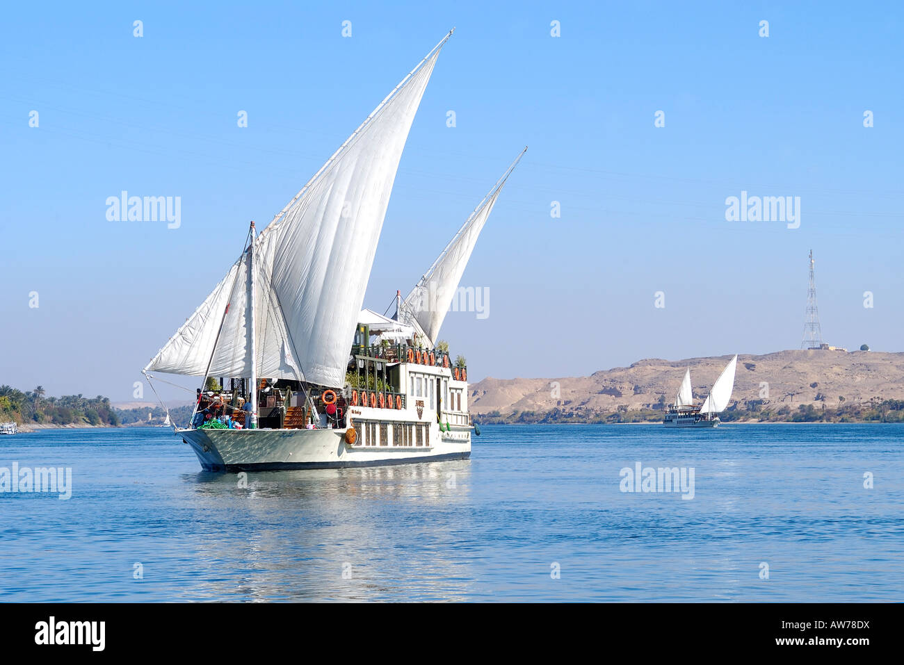 Dahabiyyas , tradizionale Crociera a vela Barche. sul Nilo in barca a vela in una leggera brezza nei pressi di Edfu, Egitto Foto Stock