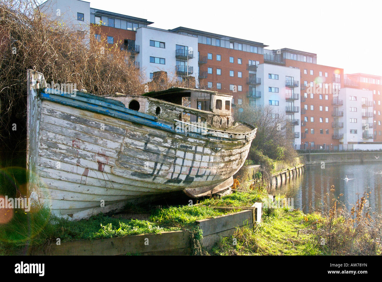 Vecchia barca sul mulino della Città di Fiume Foto Stock
