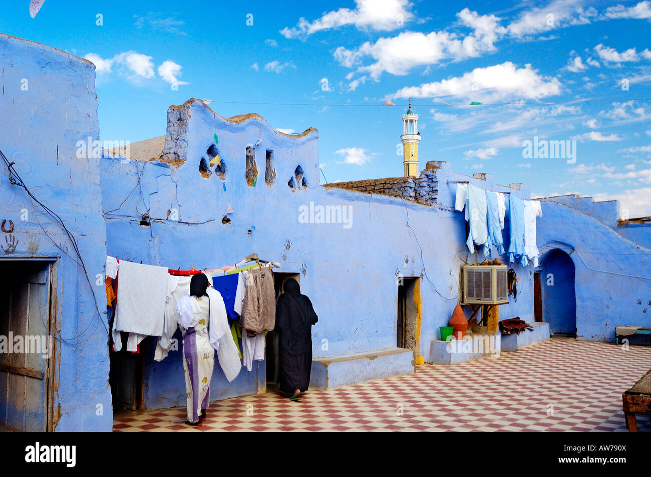 Nubian donne appendere fuori dal loro lavaggio in un insediamento Nubiano in Cisgiordania ,Aswan , Egitto Foto Stock