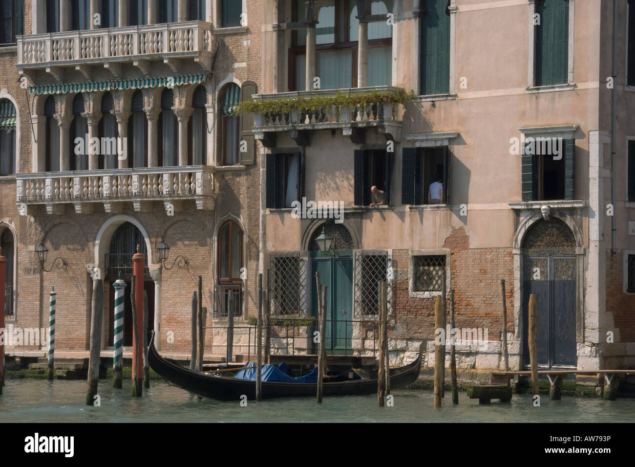 Casa in Gondola sul Canal Grande Venezia Italia Aprile 2007 Foto Stock