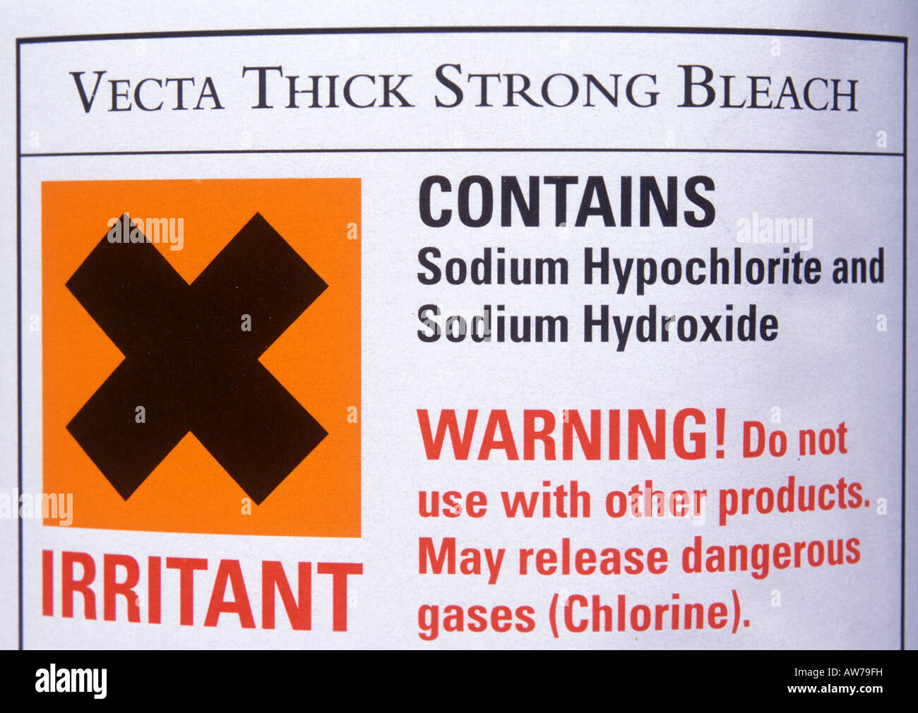 Etichetta di avvertimento pericolo sulla bottiglia di candeggina a base di ipoclorito di sodio idrossido Foto Stock