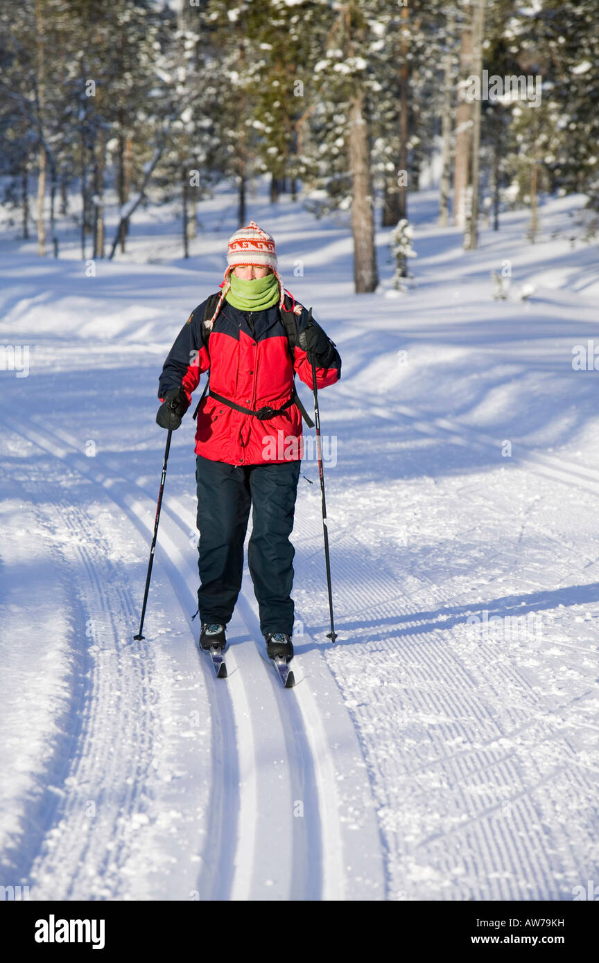 Una donna lo sci di fondo nei pressi di Saariselka il nord della Finlandia Foto Stock