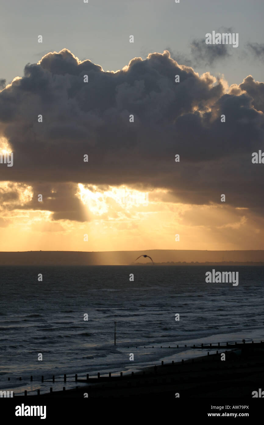 Tramonto sul Canale Inglese con Beachy Head in background Foto Stock