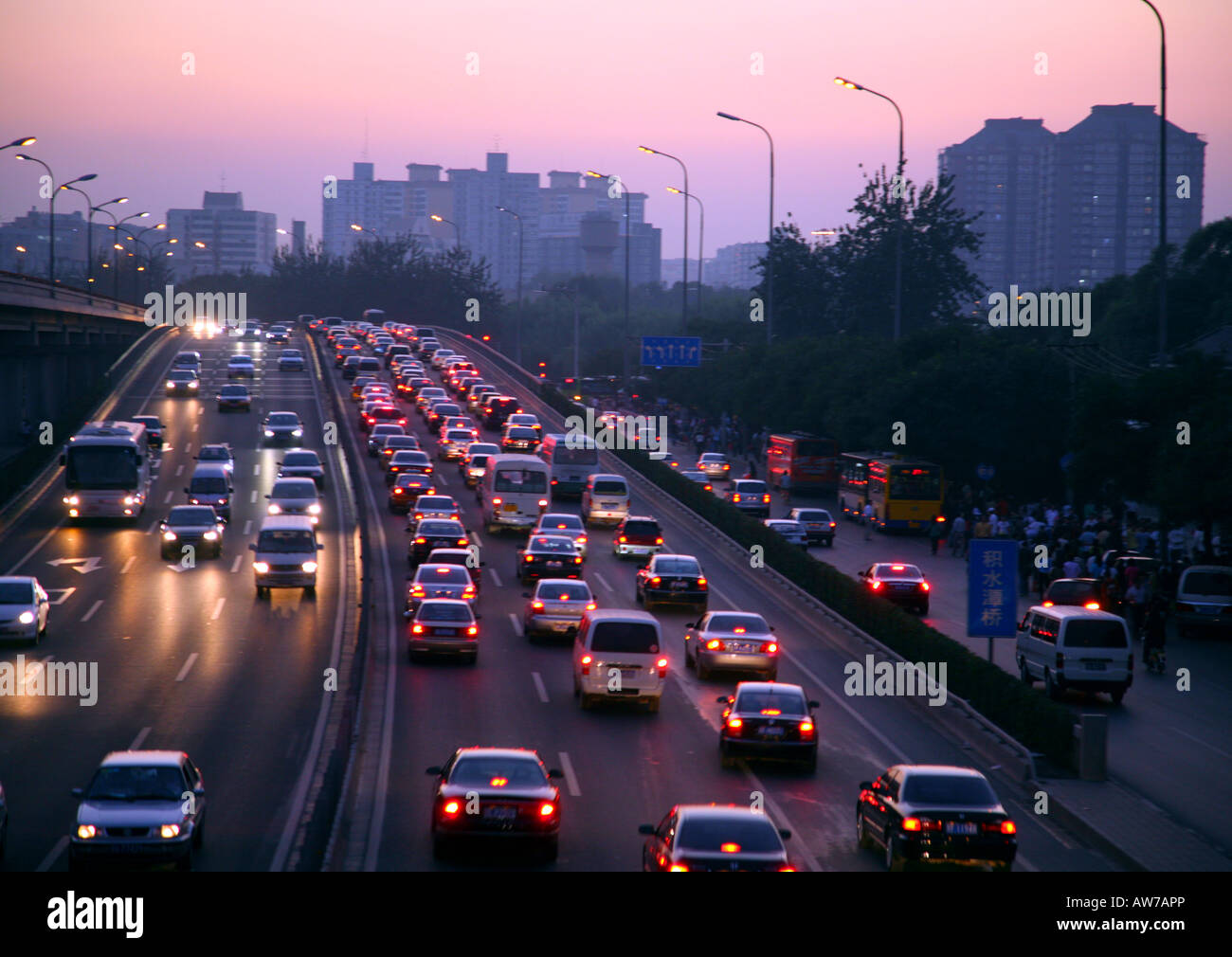 Ora di punta del traffico di Deshengmen Xidajie loop road, nord-centrale di Pechino. Foto Stock