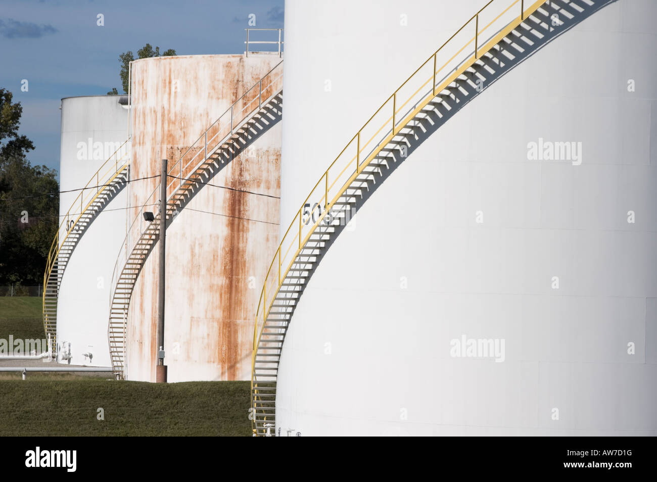 La benzina e il petrolio dei serbatoi di stoccaggio in una fila, impostazione industriale, di carburante e i costi energetici relativi immagine. Foto Stock