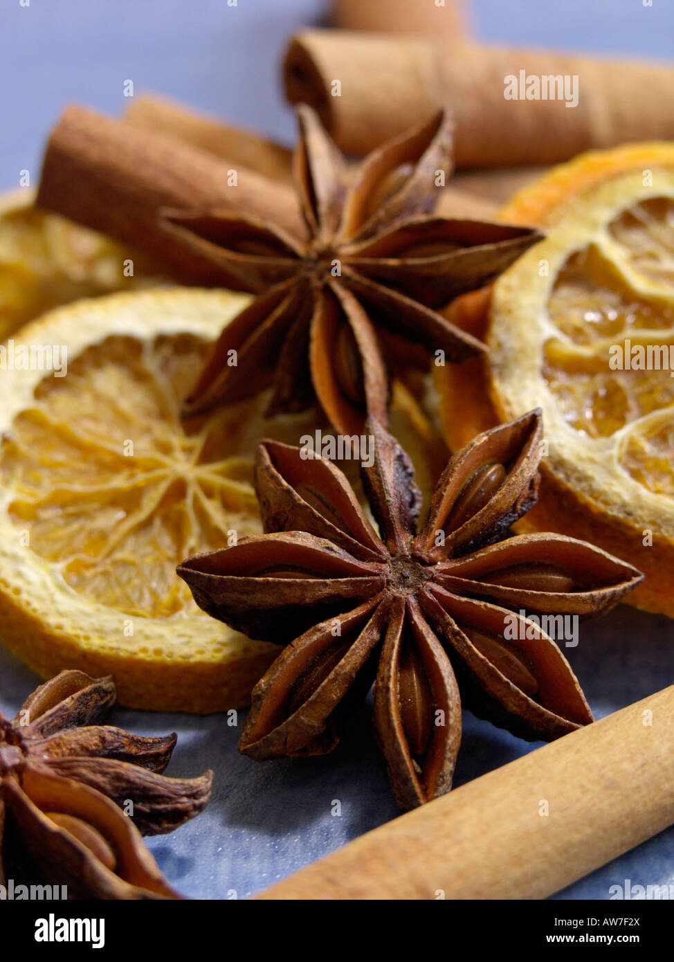 Cinese di anice stellato (Illicium verum), arancione (Citrus sinensis) e cinese cinnamom (Cinnamomum aromaticum) Foto Stock