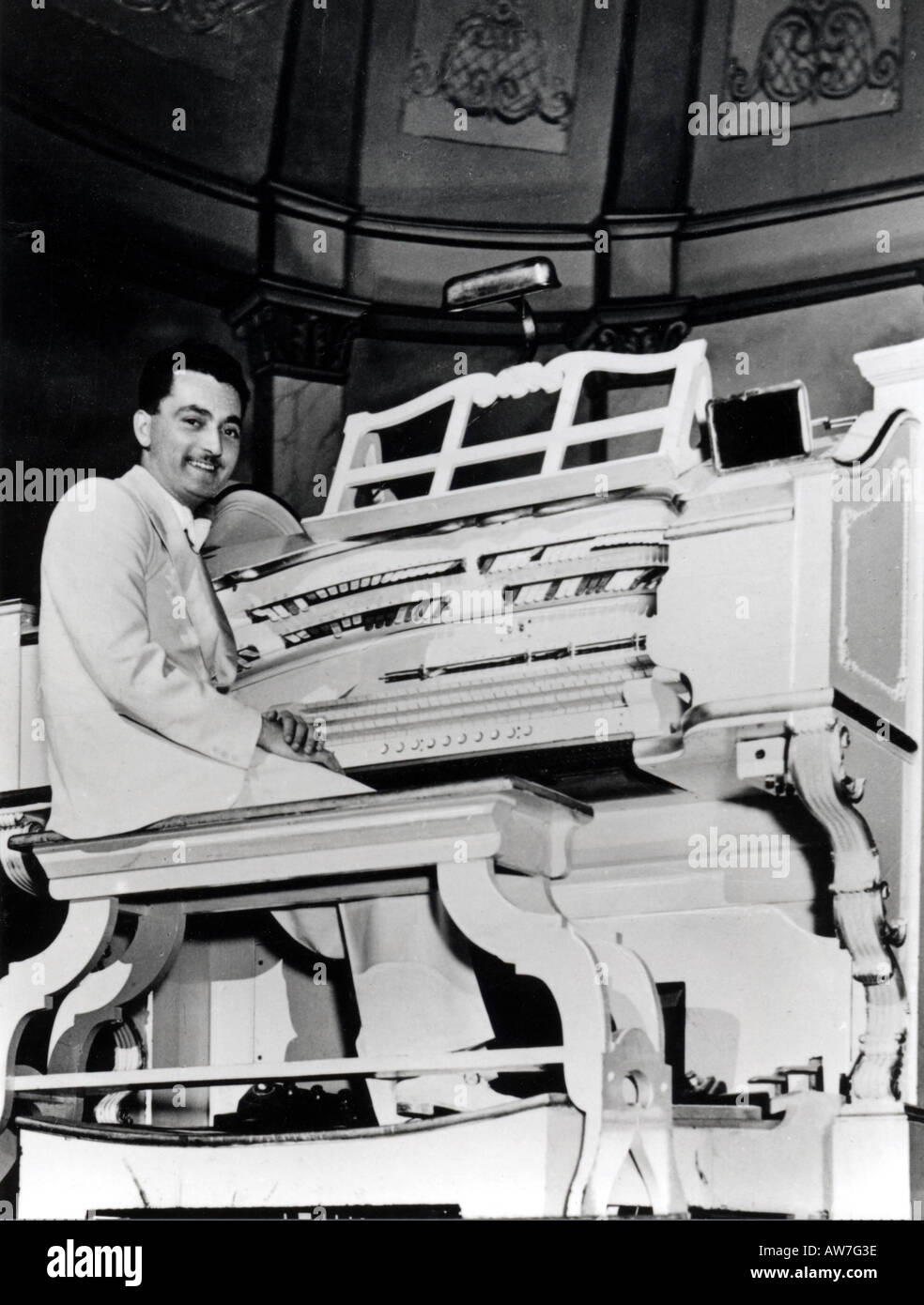 REGINALD DIXON UK organista con il Wurlitzer presso la sala da ballo della Torre di Blackpool, Inghilterra Foto Stock