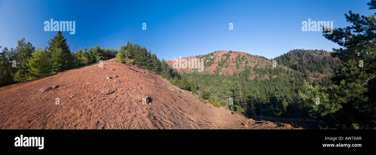 Una vista del 'Puy de Lassolas' e il 'Puy de la Vache' vulcani. Vue panoramique du Puy de Lassolas et du Puy la Vache. Foto Stock