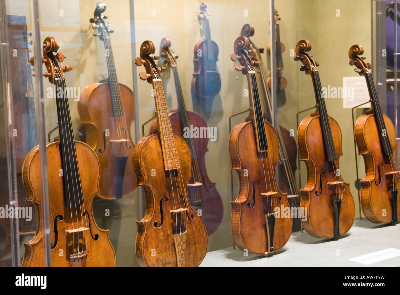 Raccolta di violino presso il Metropolitan Museum of Art di New York Foto Stock