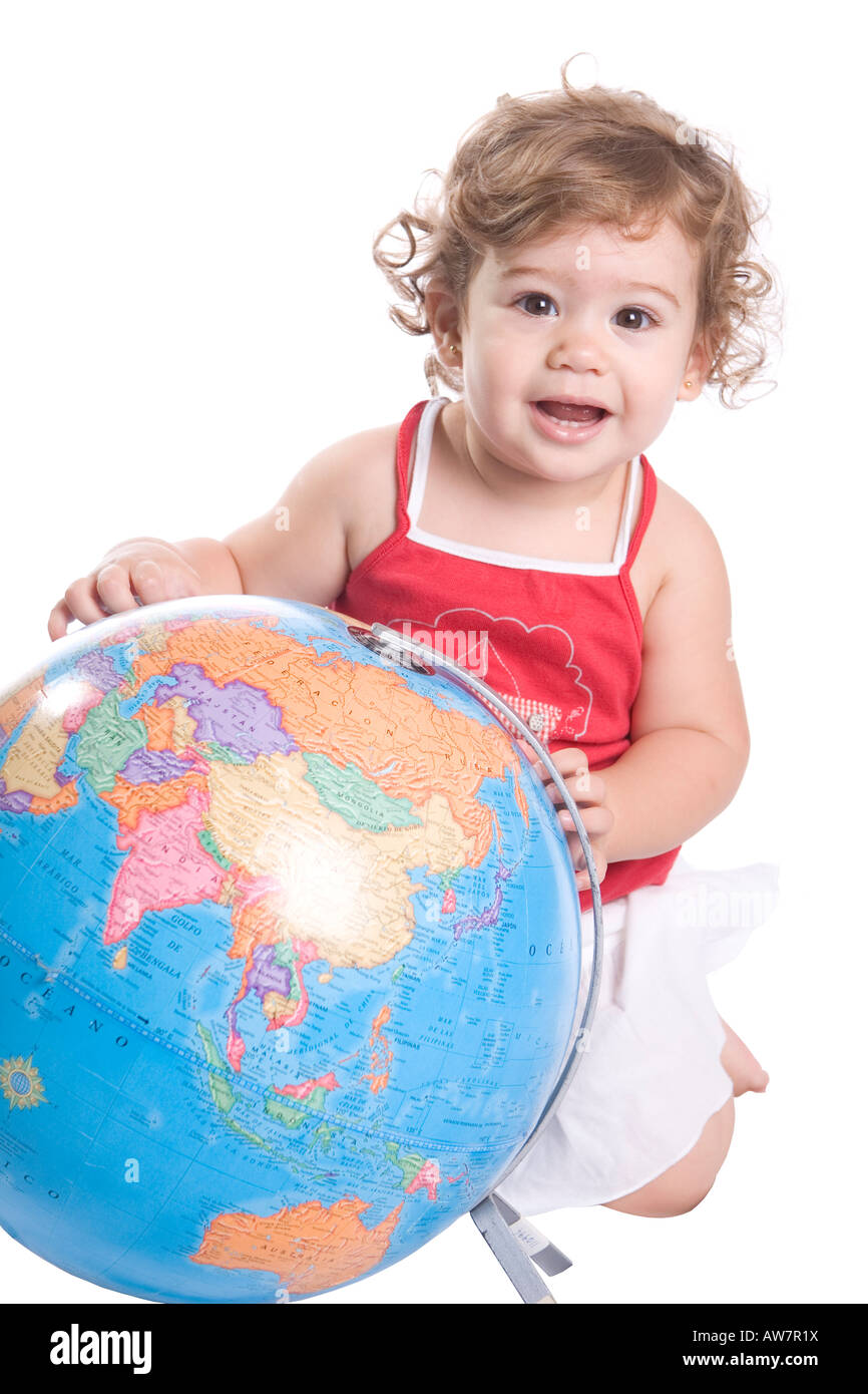 Ragazza giovane toccando un mondo Mappa del globo isolato su sfondo bianco 1 anno di età bambino Foto Stock