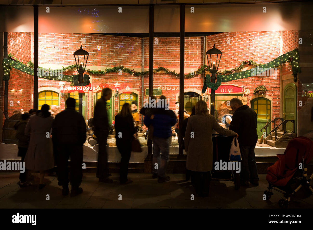 UK Tyneside Newcastle upon Tyne Northumberland Street Fenwicks Store natale decorazione della finestra Foto Stock