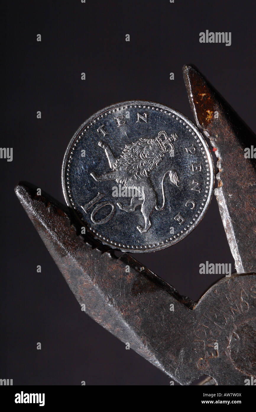 British denaro 10p 10 pence coin essendo mantenuto spremere dalla pinza finanziaria il concetto di pressione Foto Stock