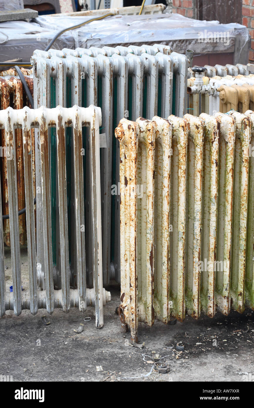 Ferro vecchio radiatori in metallo in corrispondenza di un edificio materiale bonifica salvage yard Foto Stock