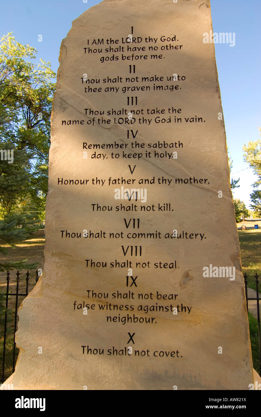 Dieci Comandamenti su una stele di pietra al di fuori della Santa Fe Trail Museum di Raton, Nuovo Messico Foto Stock