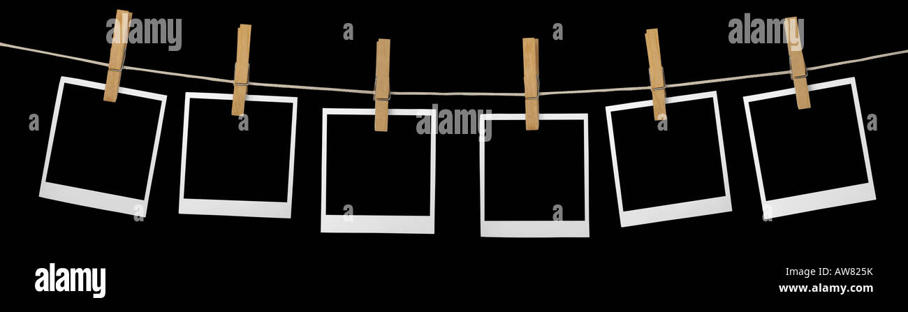 Blank Foto cornici su un guinzaglio isolati su sfondo nero Foto Stock