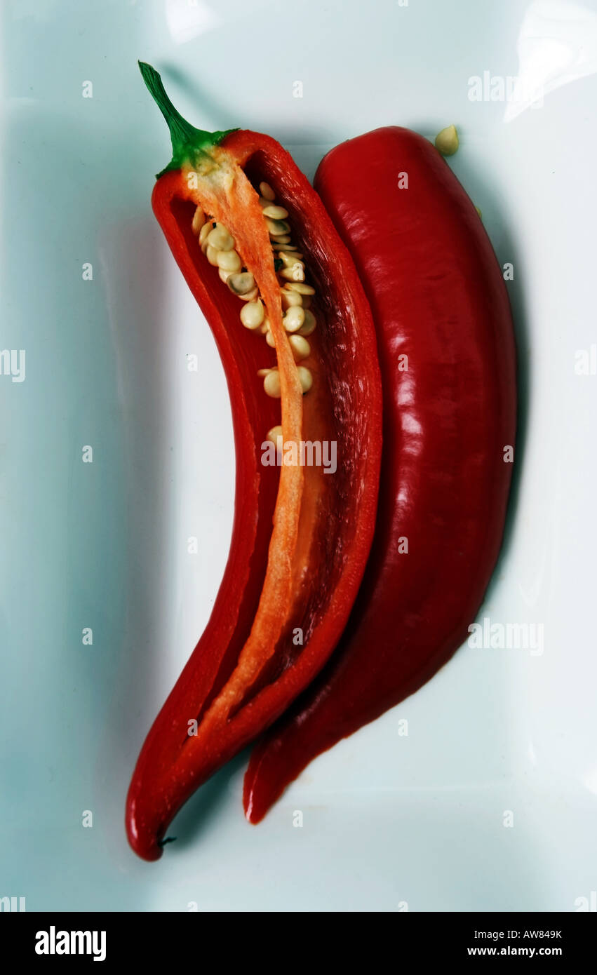 Peperoncino rosso tagliato in halfes Halbierte rote Chilischote Foto Stock