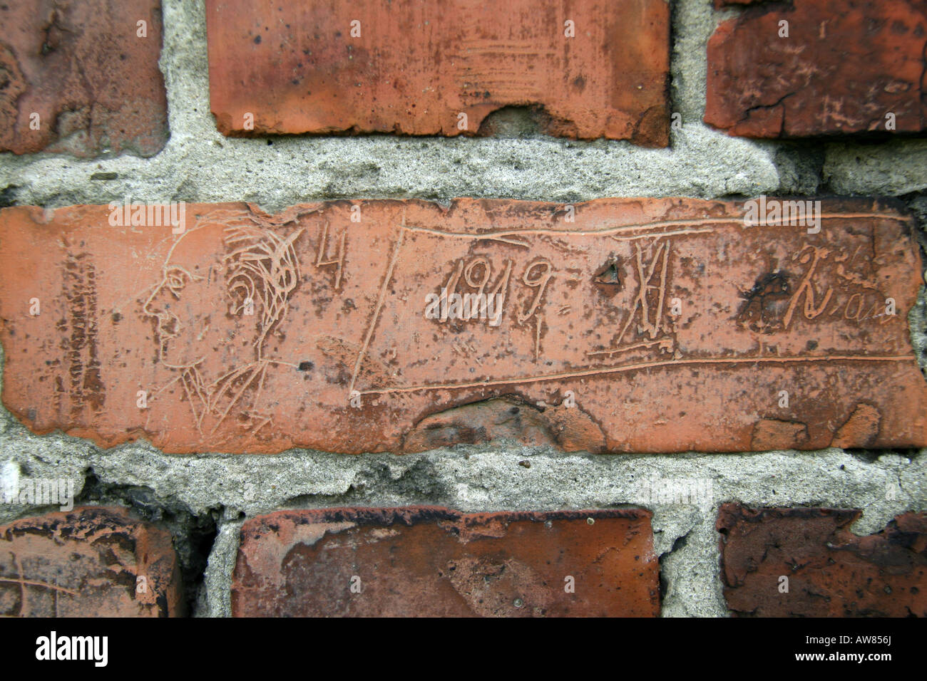 Contrassegni graffiato nella muratura di un blocco nel femminile Camp l'ex campo di concentramento nazista di Auschwitz Birkenau. Foto Stock