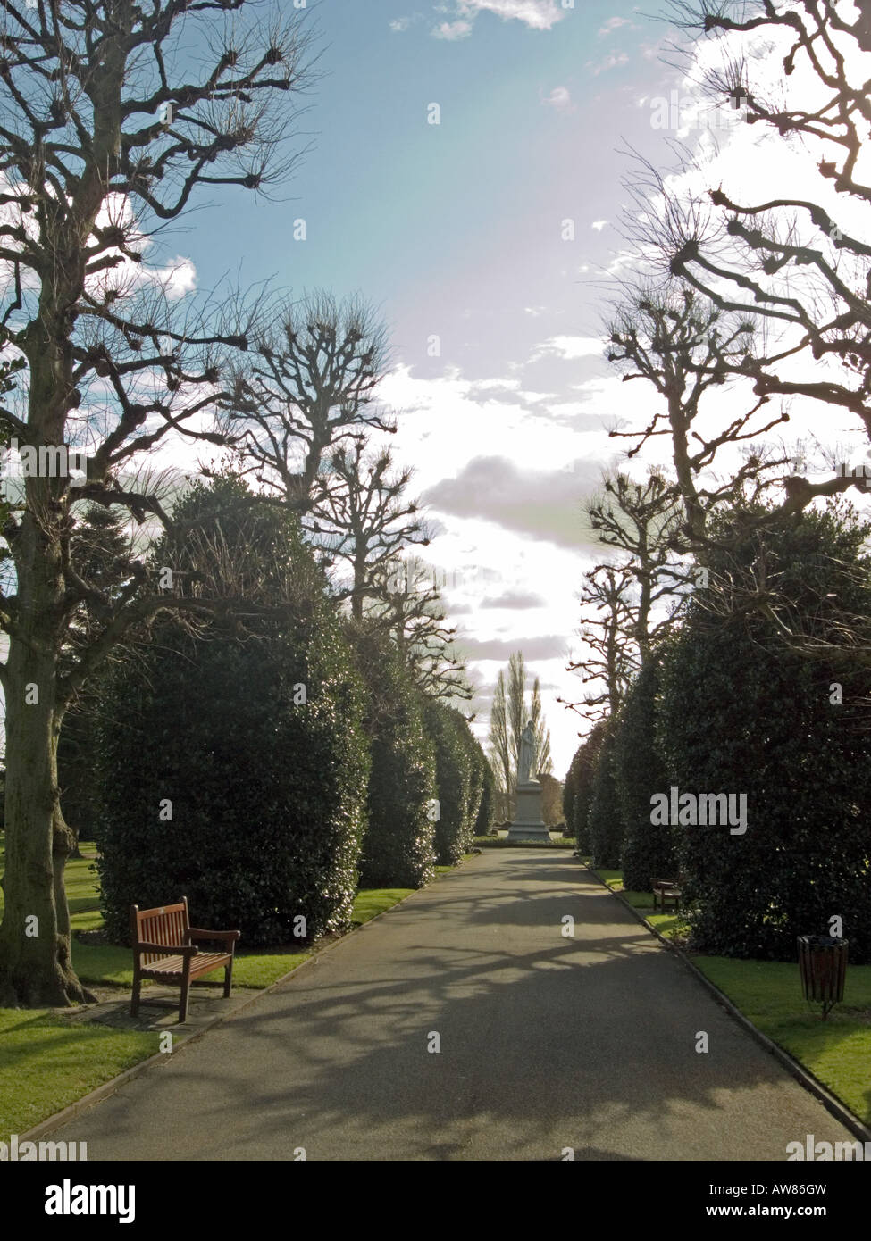 Viale alberato che conduce alla statua di Richard, secondo il marchese di Westminster, Grosvenor Park, Chester Foto Stock