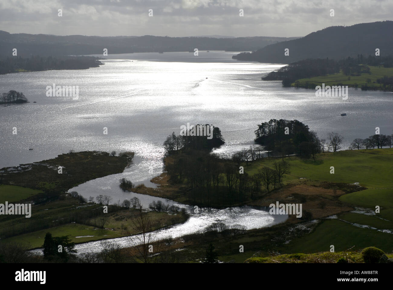 Lago di Windermere e il fiume Brathay dal punto di vista di Loughrigg Fell, vicino a Ambleside, Parco Nazionale del Distretto dei Laghi, Cumbria, Regno Unito Foto Stock