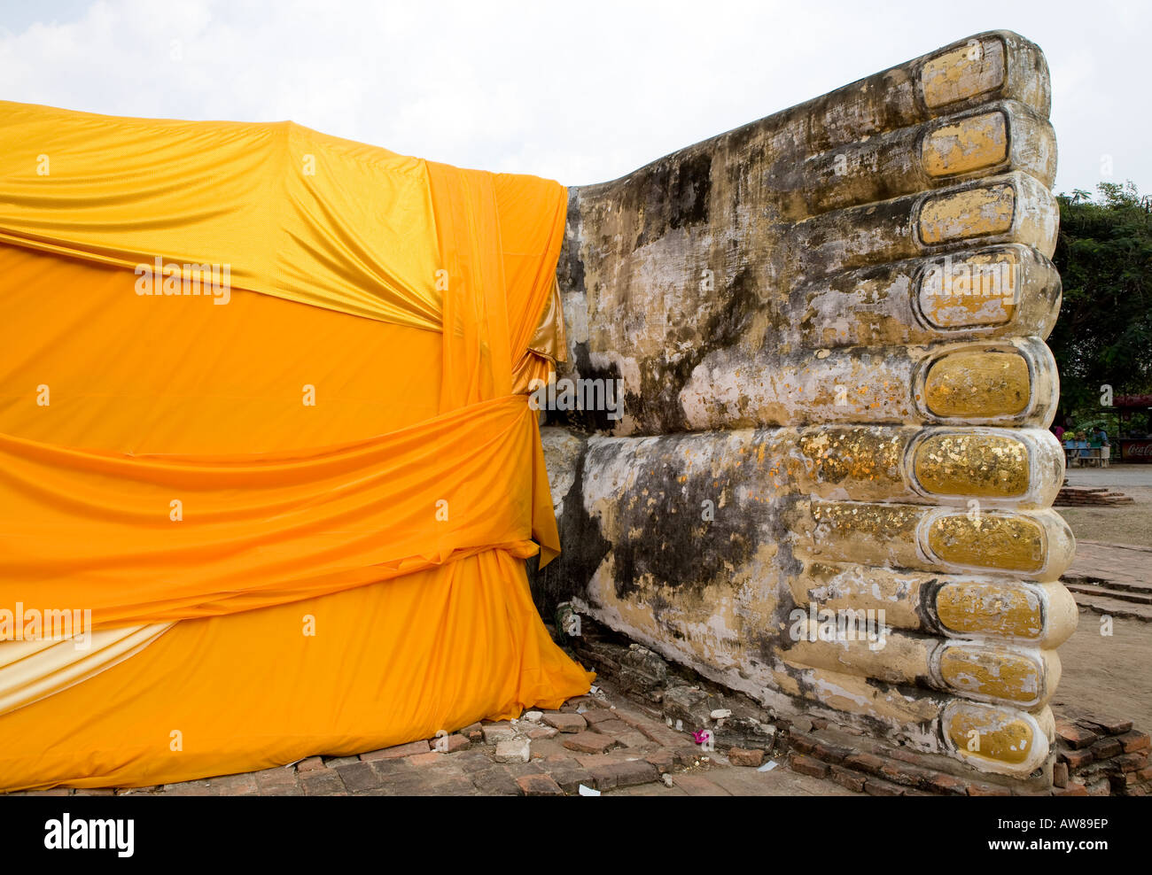 Giant i piedi e le dita dei piedi del Buddha reclinato con Safron Robe antica città di Ayuthaya Thailandia del sud-est asiatico Foto Stock