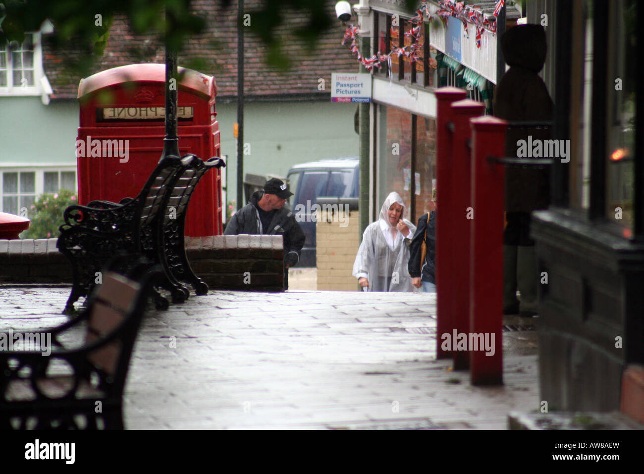 Su un umido e piovoso giorno tre persone approccio in una piccola cittadina inglese quando qualcosa deve essere accadendo perché del pavese Foto Stock
