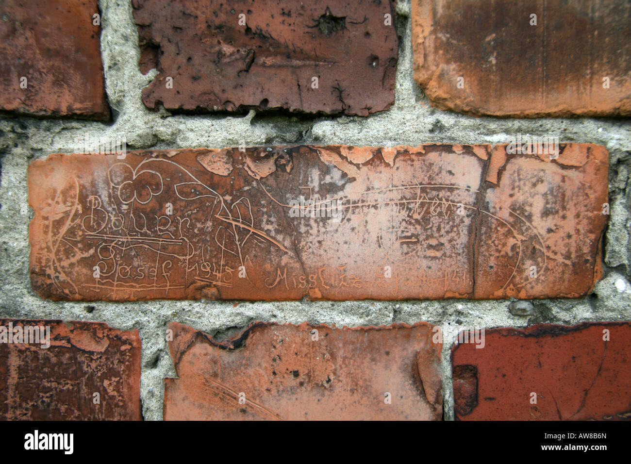 Contrassegni graffiato nella muratura di un blocco nel femminile Camp l'ex campo di concentramento nazista di Auschwitz Birkenau. Foto Stock