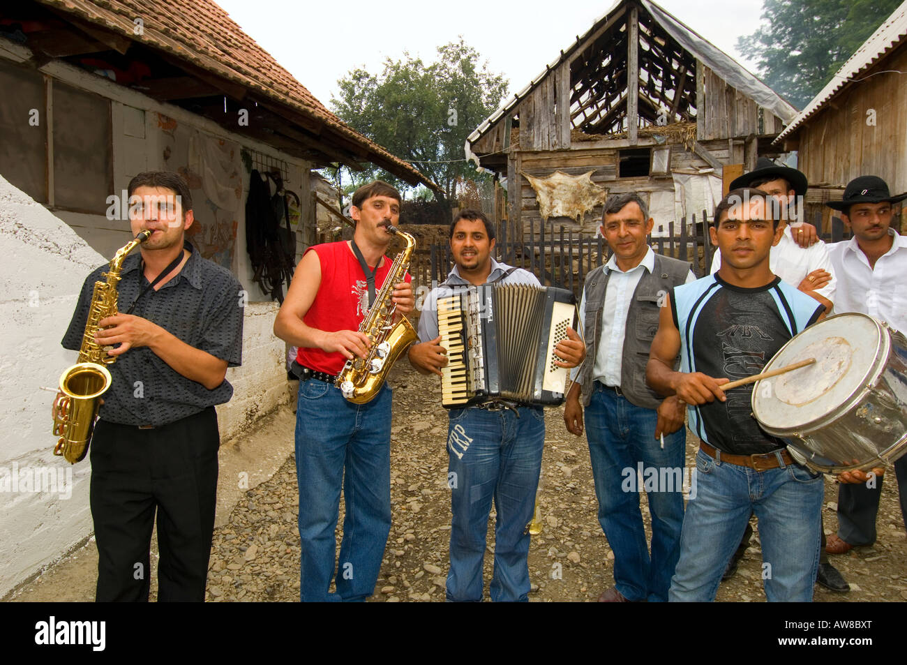 Europa Romania Transilvania Gypsy wedding band che suona alla festa di nozze alla sposa s home Foto Stock
