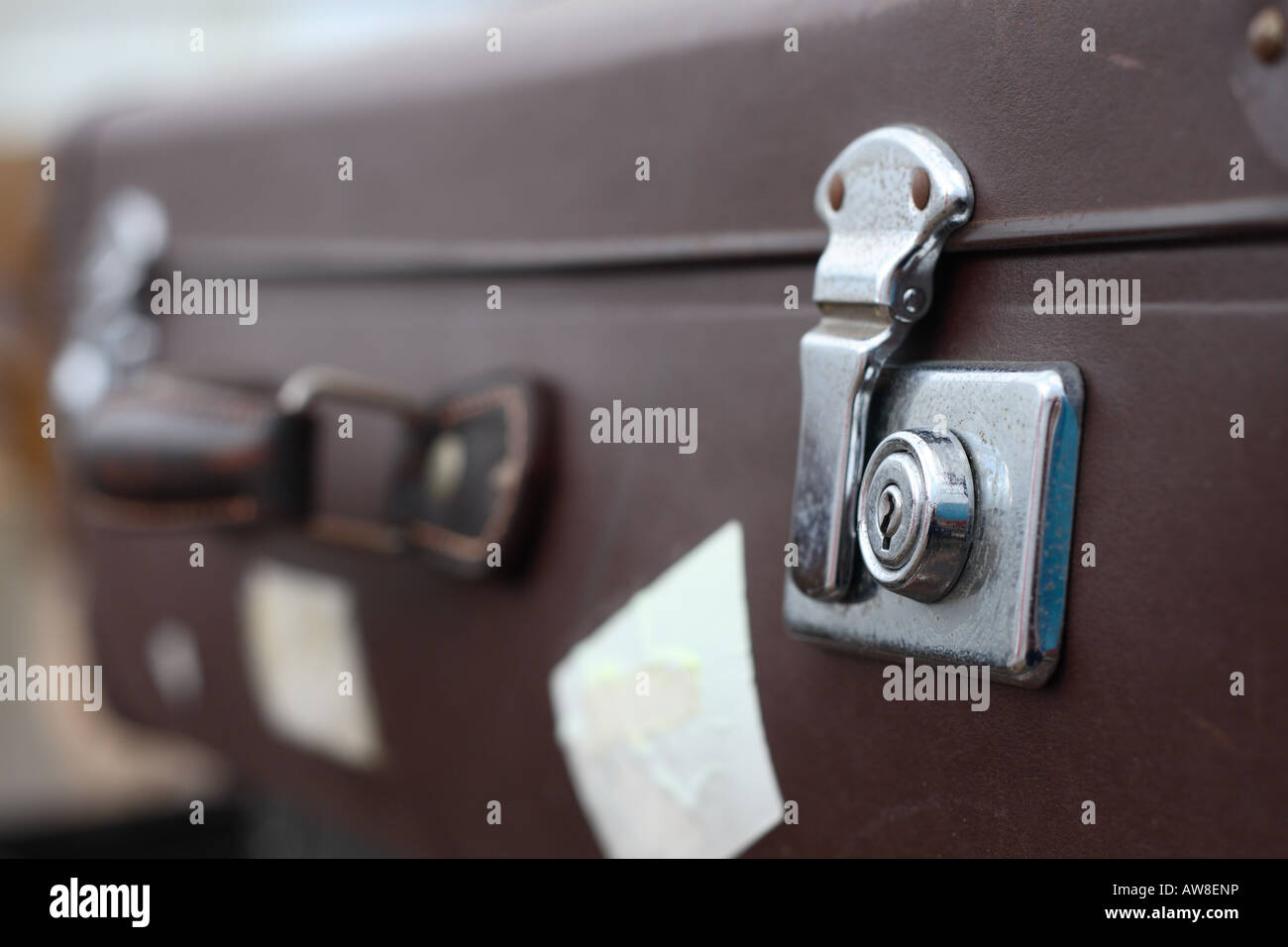 Old fashion bagagli bagaglio valigia di blocco da viaggio e cattura la maniglia di etichetta Foto Stock