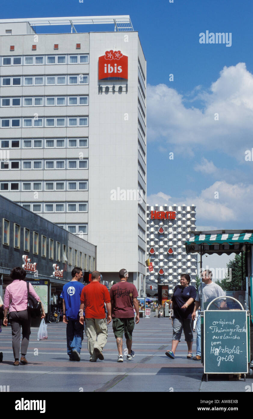 Persone alla strada dello shopping Prager street a Dresda in Sassonia Germania Foto Stock