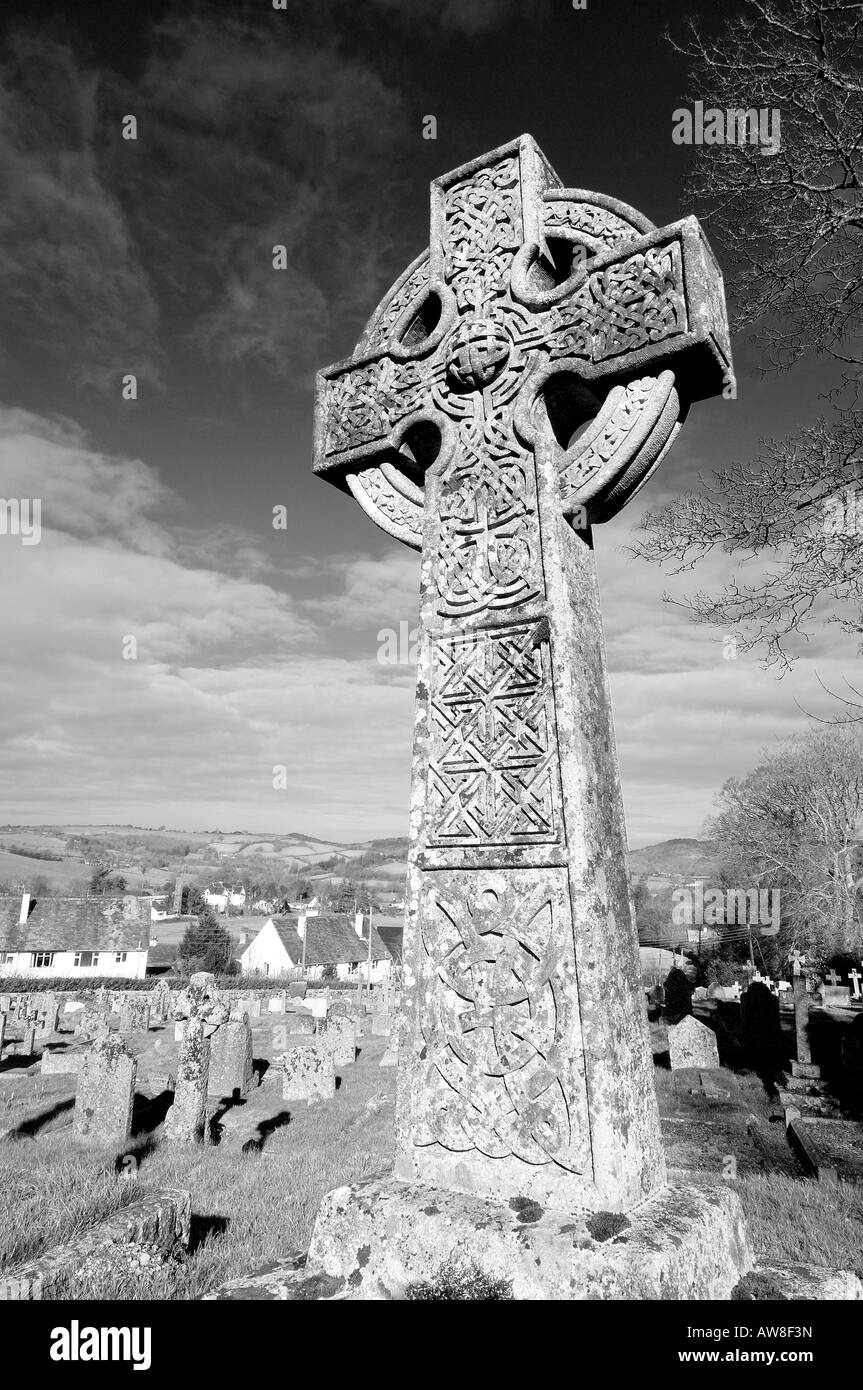 Croce di pietra con un design celtica nel cimitero di San Michele Arcangelo chiesa a Chagford in Dartmoor in monocromia Foto Stock