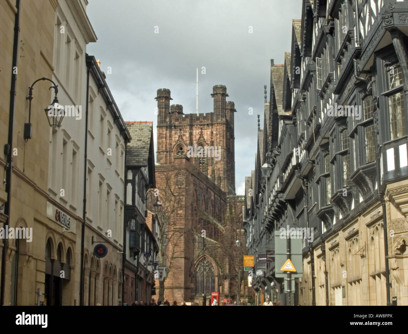 Vista lungo St Werburgh Street a Chester Cathedral Foto Stock