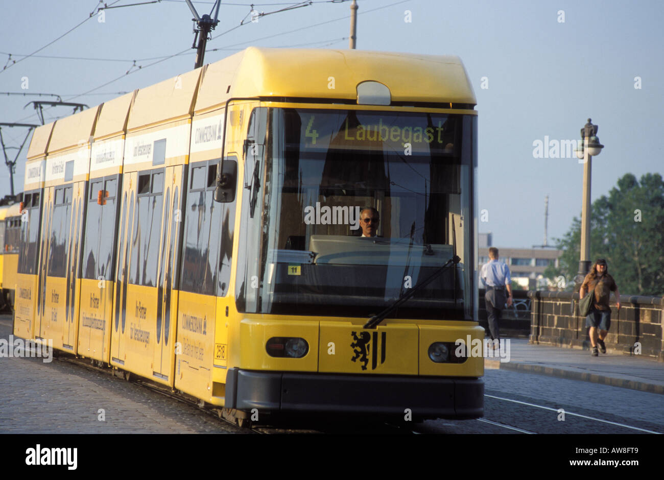 Il tram sul ponte Augustusbruecke a Dresda in Sassonia Germania Foto Stock