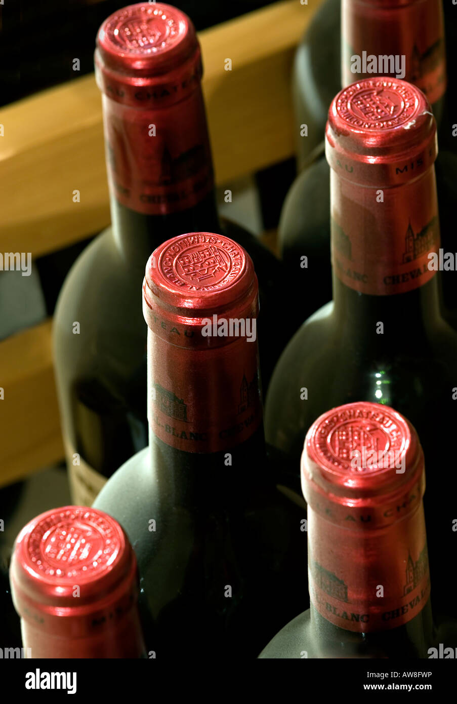 Francese costose bottiglie di vino in una cantina di vini Foto Stock