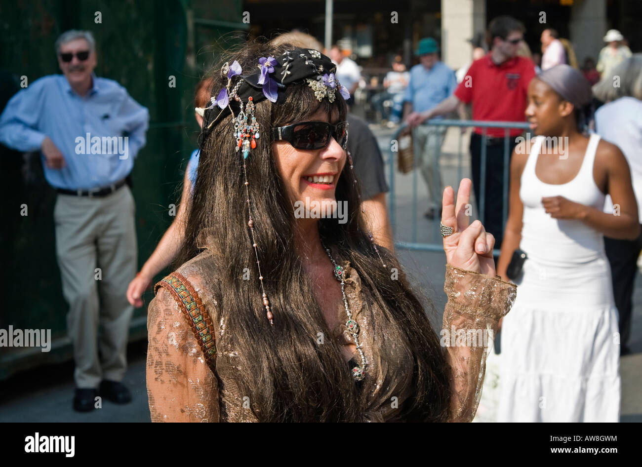 Attraente donna matura in abito hippie lampeggia un V segno di pace vestite per 60 s musica anche Luminato festival di Toronto Foto Stock