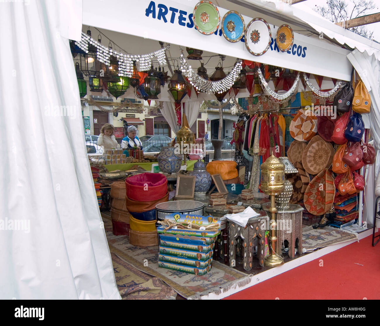 Lo stand del fornitore con i beni di consumo sulla strada di Malaga,Spagna Foto Stock