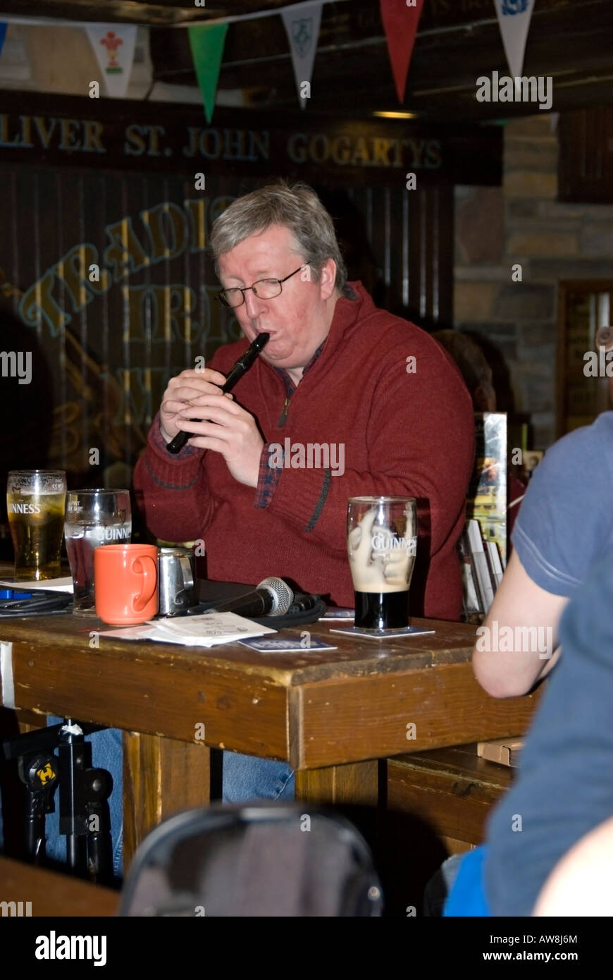 Un musicista che gioca la musica tradizionale irlandese in un bar di Dublino. Foto Stock