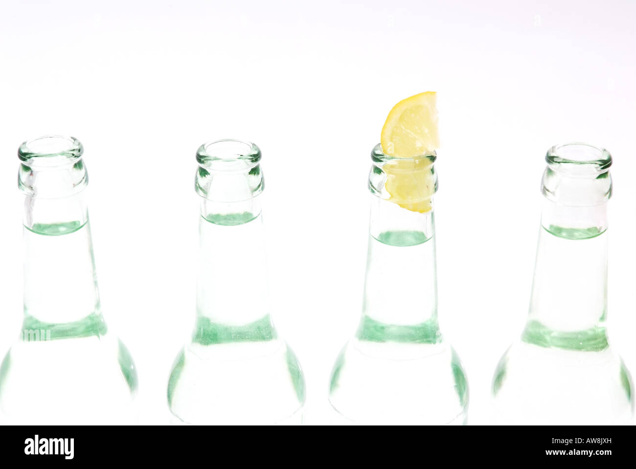 Bottiglie di uno con un limone Glasflaschen eine mit einer Zitronenscheibe Foto Stock