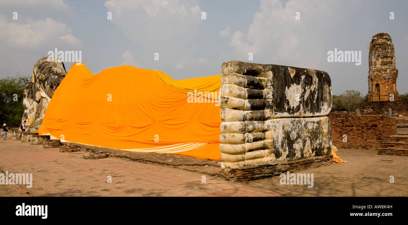 Gigante Buddha reclinato con Safron Robe antica città di Ayuthaya Thailandia del sud-est asiatico Foto Stock