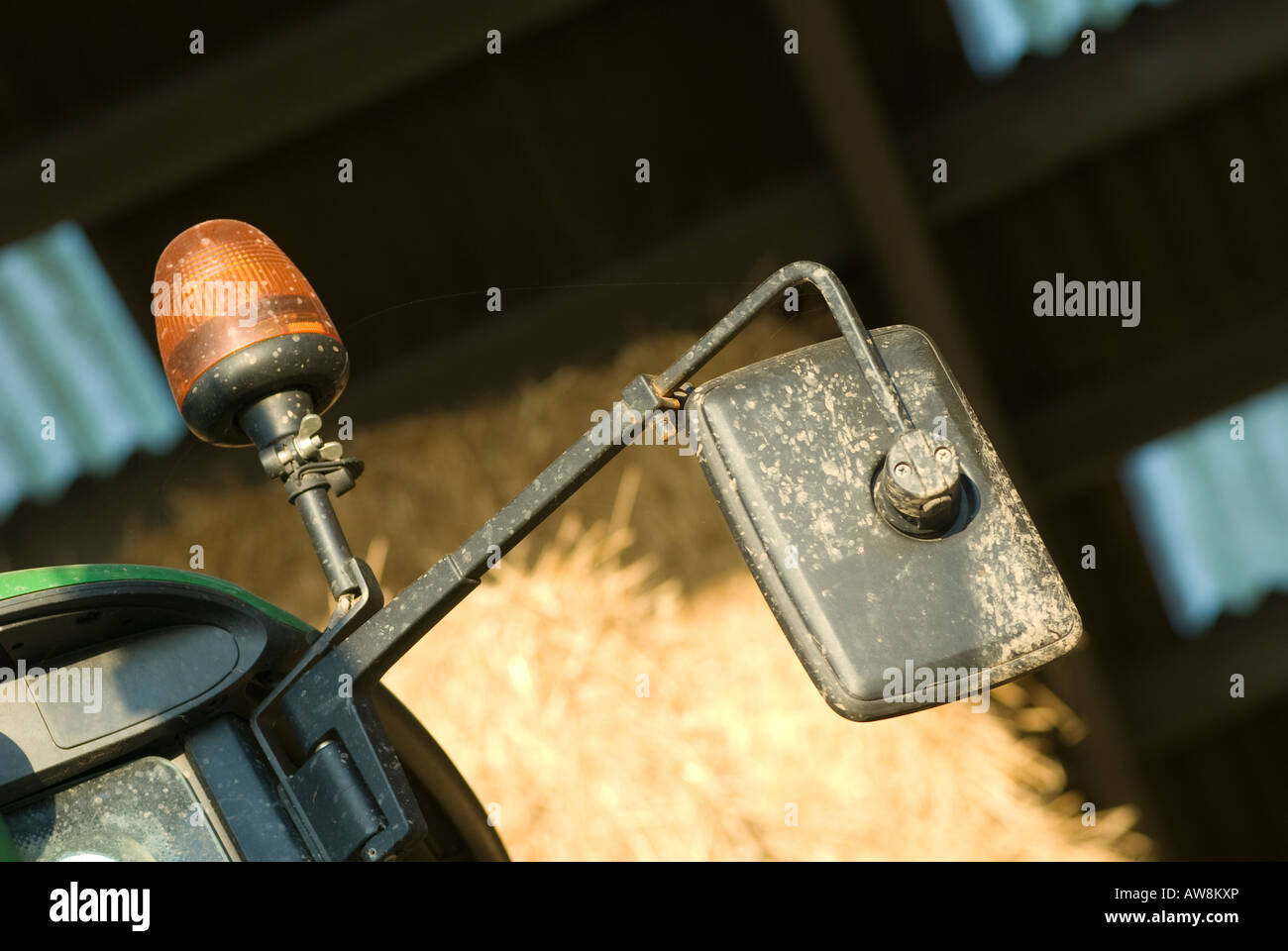 Specchio e indicatore luminoso su un trattore agricolo Foto Stock