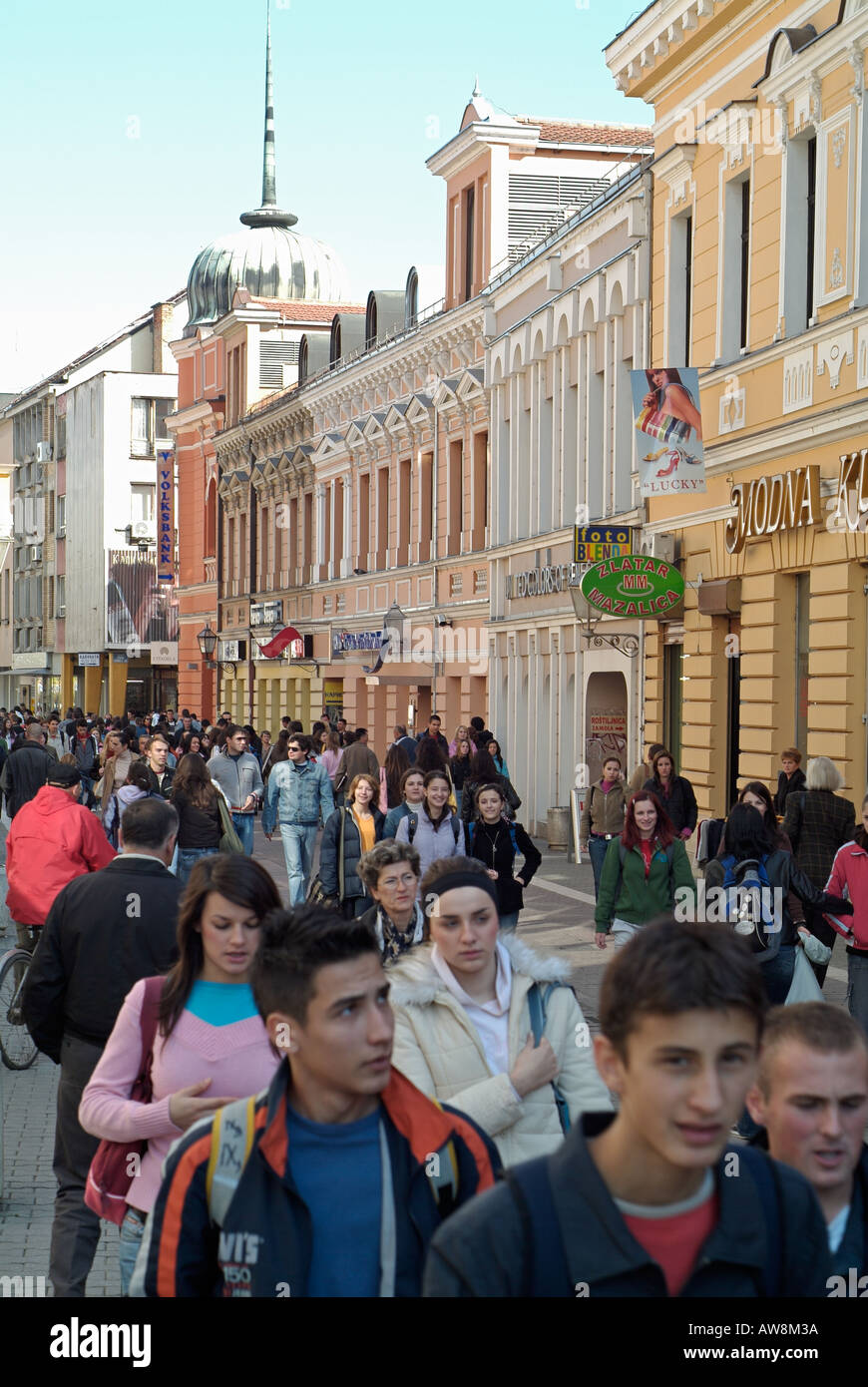 Affollata città europea Street Foto Stock
