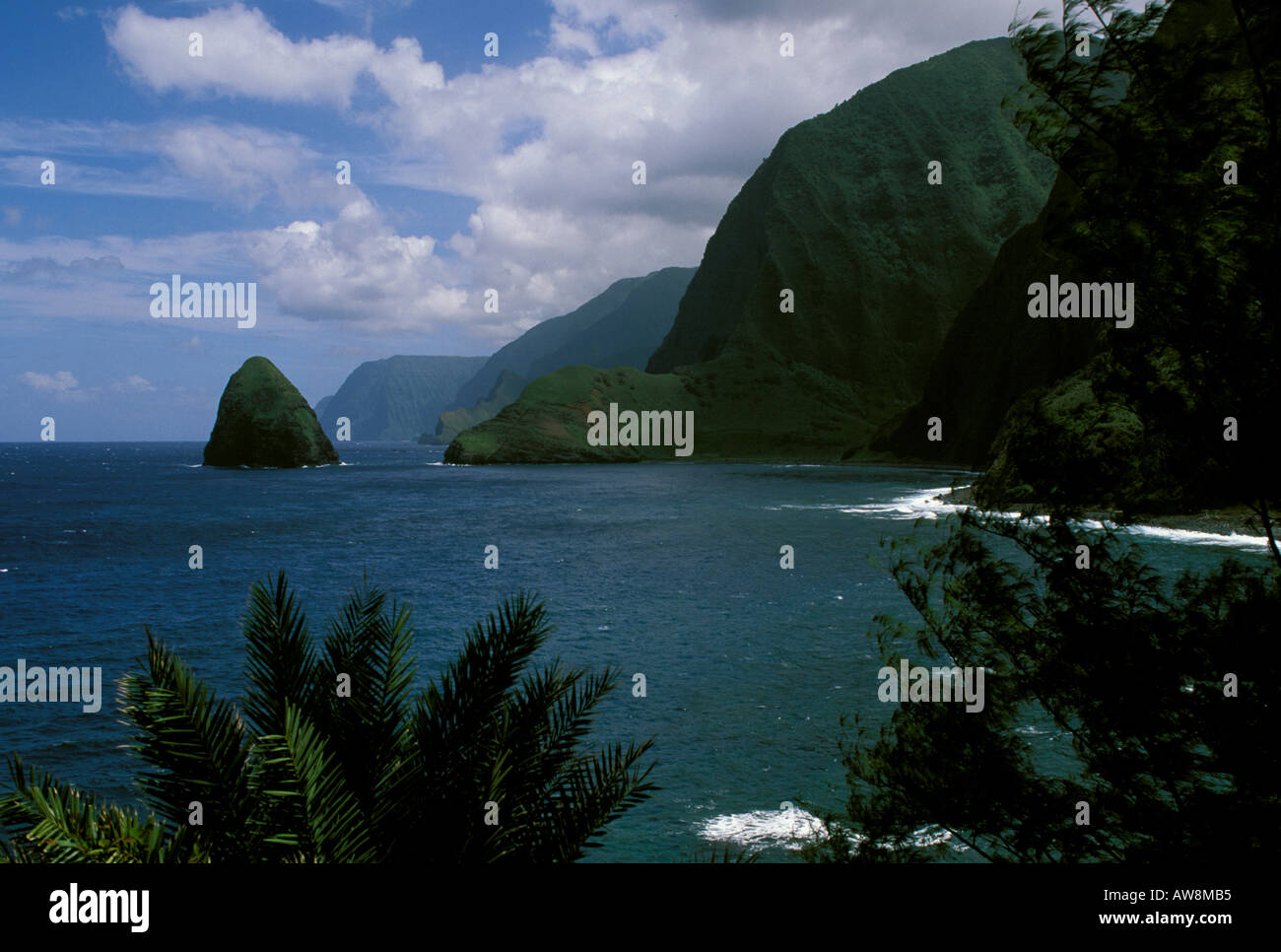 Isola di Okala roccia appuntita Punto di rientro per i Lebbrosi Kalaupapa Molokai HI Hawaii Foto Stock