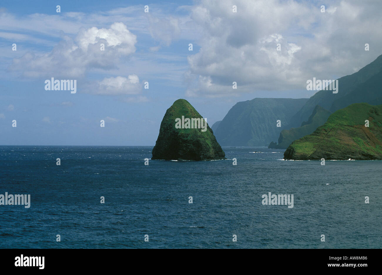 Isola di Okala roccia appuntita Punto di rientro per i Lebbrosi Kalaupapa Molokai HI Foto Stock