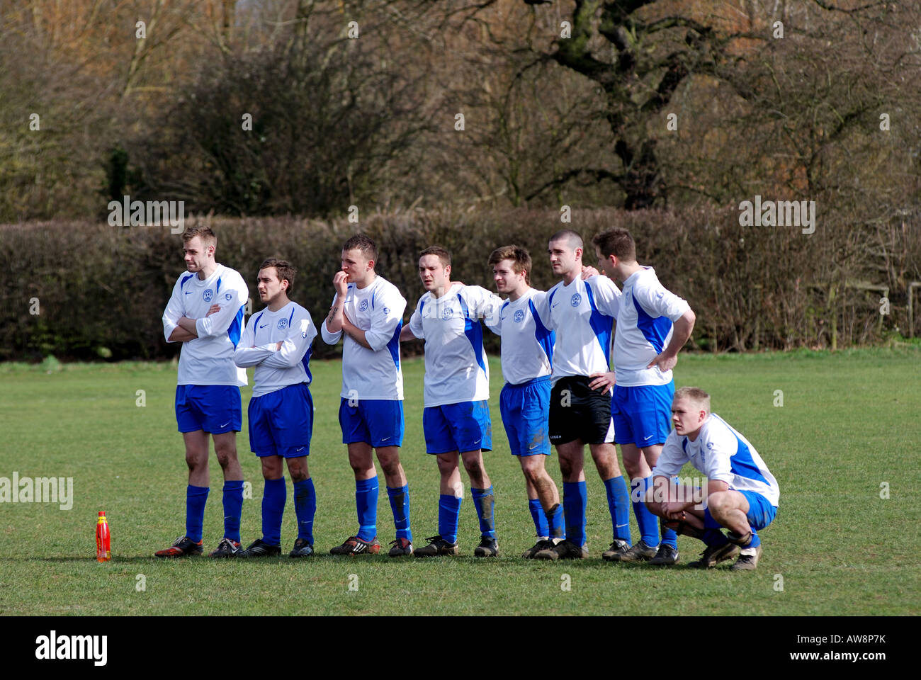 Domenica League calciatori pena guardare shoot out, Leamington Spa, England, Regno Unito Foto Stock