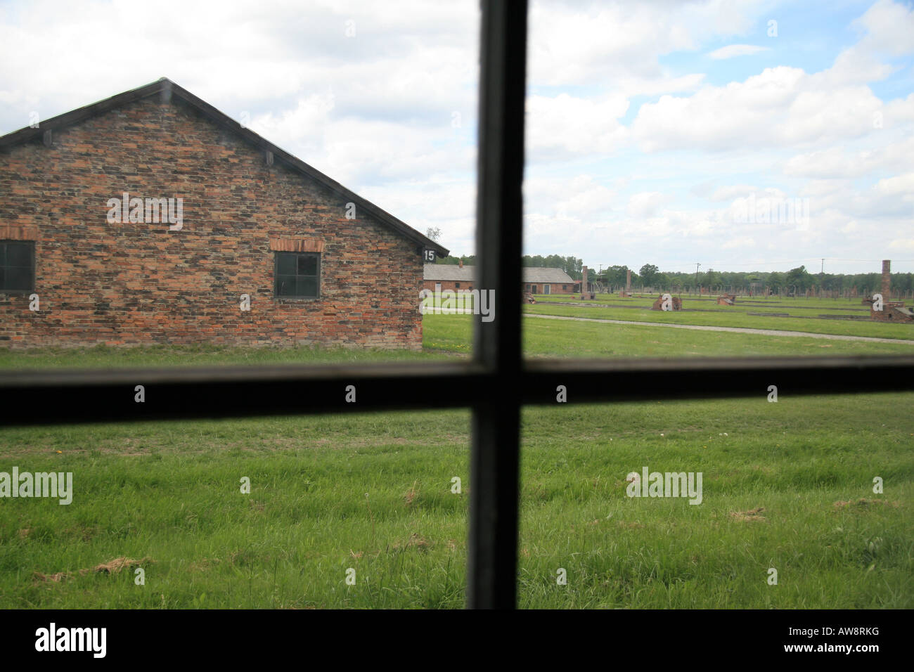 Una vista dalla finestra di un blocco in laterizio sull'ex campo di concentramento nazista di Auschwitz Birkenau, Oswiecim, Polonia. Foto Stock